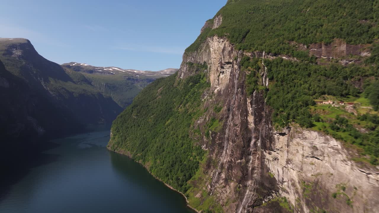 hiperlapso por encima de geirangerfjord, las cascadas de las siete hermanas a finales del verano