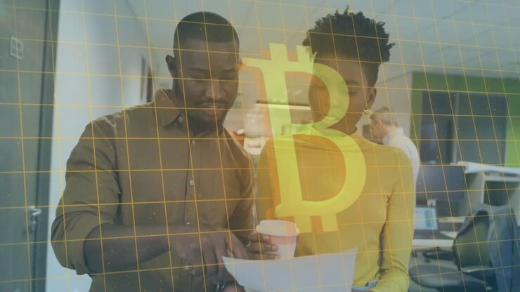 Animazione del simbolo Bitcoin ed elaborazione dati su diversi professionisti in ufficio.