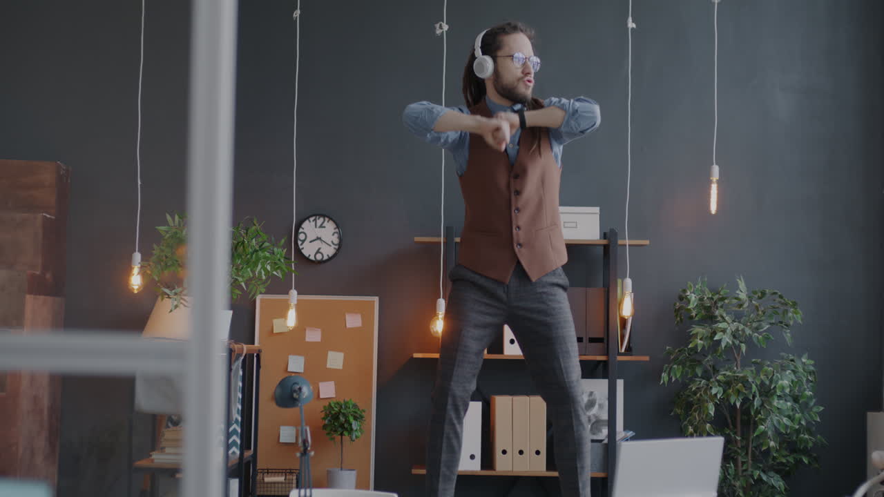Homem Dançando no Escritório