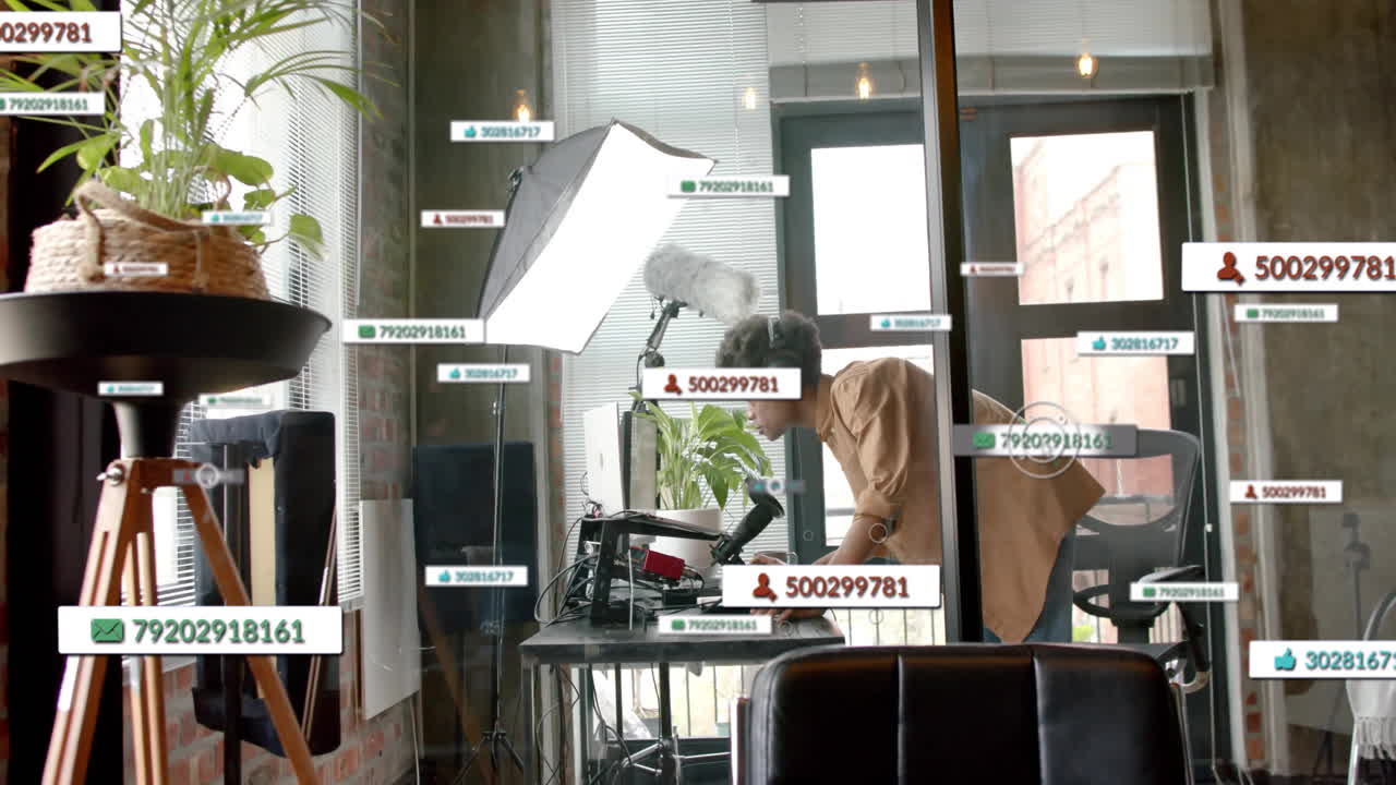 анимация обработки данных над афроамериканским бизнесменом в офисе