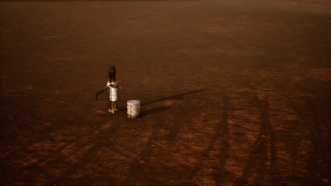 viejo pozo de metal oxidado en el desierto