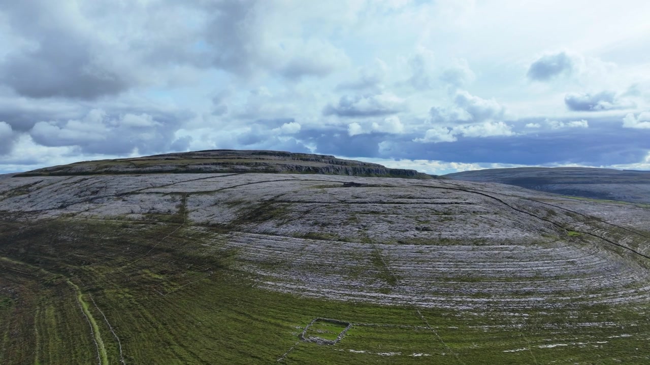 Irlands episke steder: Droneoptagelse af det vilde, klippefyldte landskab i The Burren, County Clare, Irland – skønheden ved Wild Atlantic Way