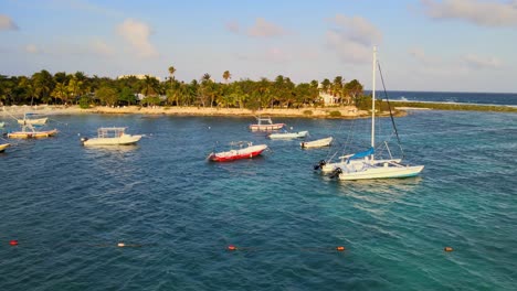 Paisaje-De-Barcos-Flotando-En-Las-Aguas-Del-Mar-Y-Hermosas-Palmeras-Al-Fondo