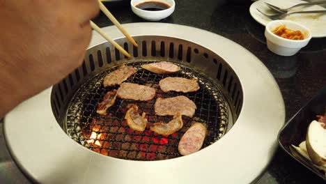 구운 고기와 젓가락