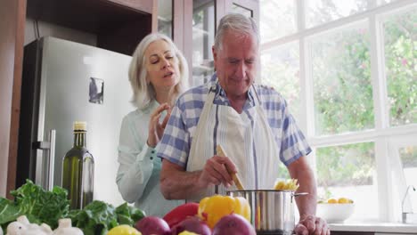 Feliz-Pareja-Caucásica-Senior-En-Casa-En-La-Cocina