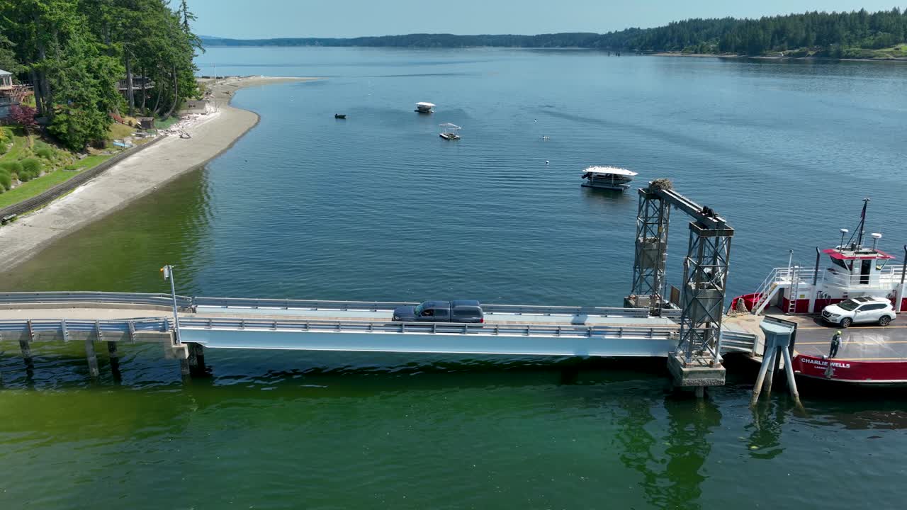 헤론 섬 페리 에서 출발 하는 트럭 의 공중 사진