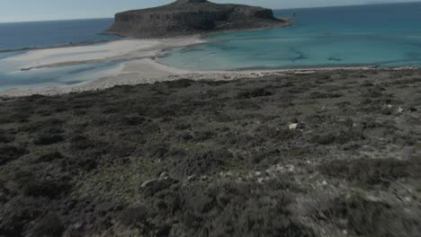 mujer caucásica en la playa de balos creta