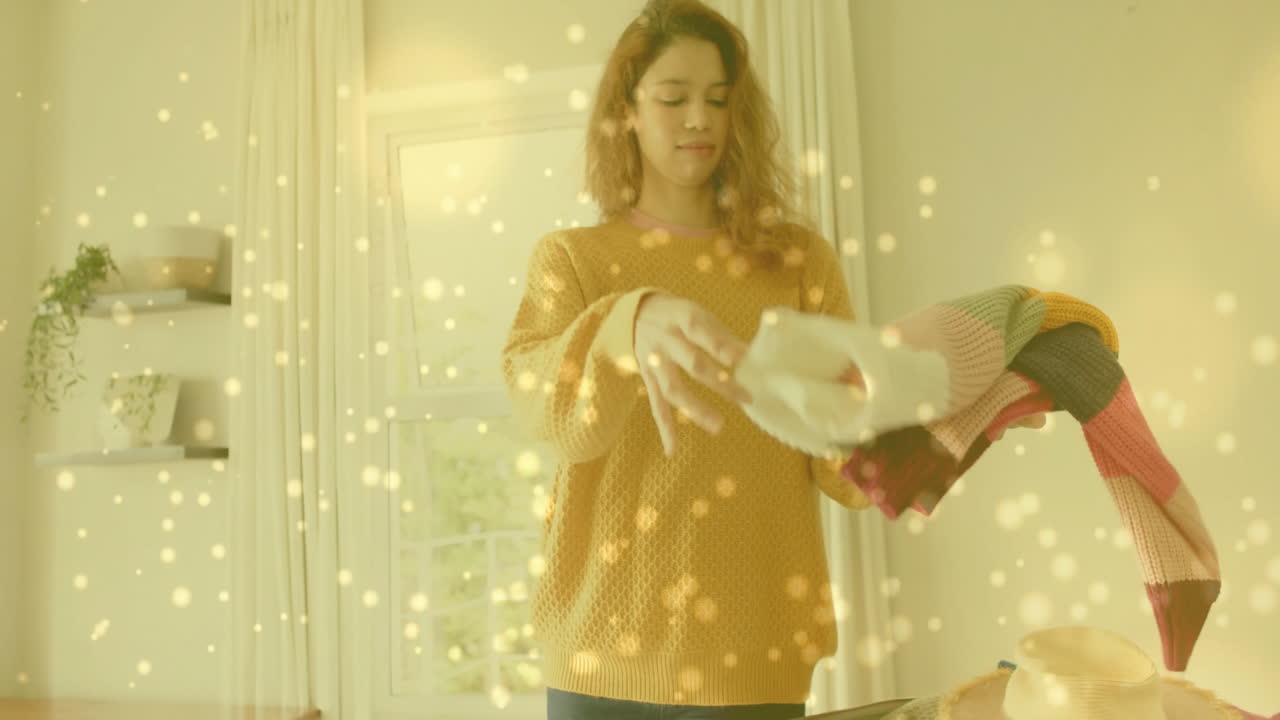 행복한 백인 여성이 침실에서 가운 반점 위에 가방을 포장하는 애니메이션