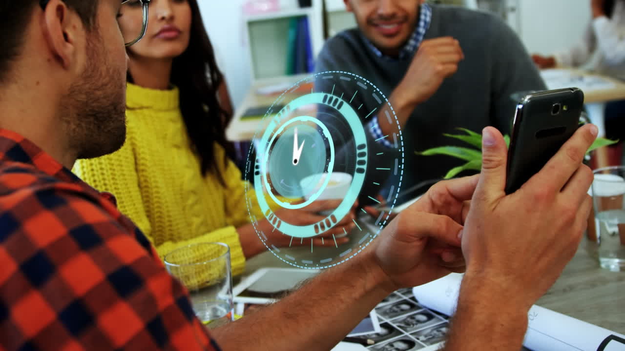 animación de reloj móvil sobre diversas personas de negocios que trabajan en la oficina.