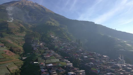 pueblo montañoso mágico en indonesia, vista aérea de drones