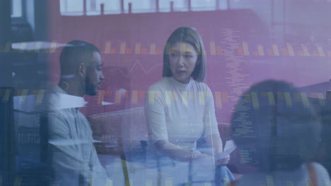 animación del procesamiento de datos financieros sobre diversas personas de negocios en la oficina