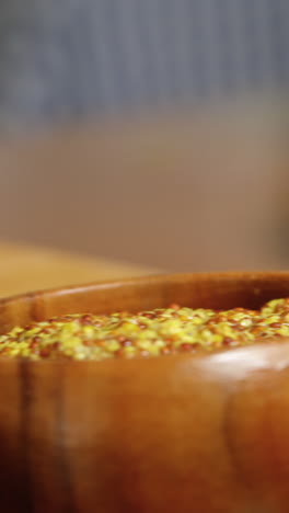 varias frutas y verduras guardadas en cuenco en el mostrador