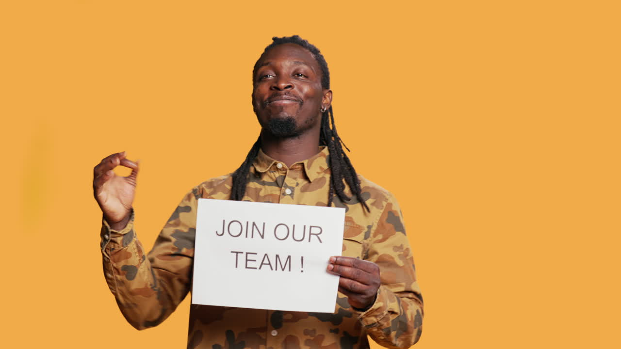 hr recruiter che mostra offerte di carriera scritte su documenti