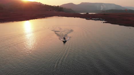 Lonavla-Lago-Drone-Barbecho-Moto-En-Puesta-De-Sol-4k-Cinemático