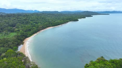 Impresionante-Vista-De-Una-Playa-De-Arena-Dentro-De-Una-Bahía-En-Puerto-Viejo,-Costa-Rica