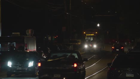 tráfico, automóviles, faros a lo largo de la avenida chester, oeste de filadelfia, crepúsculo