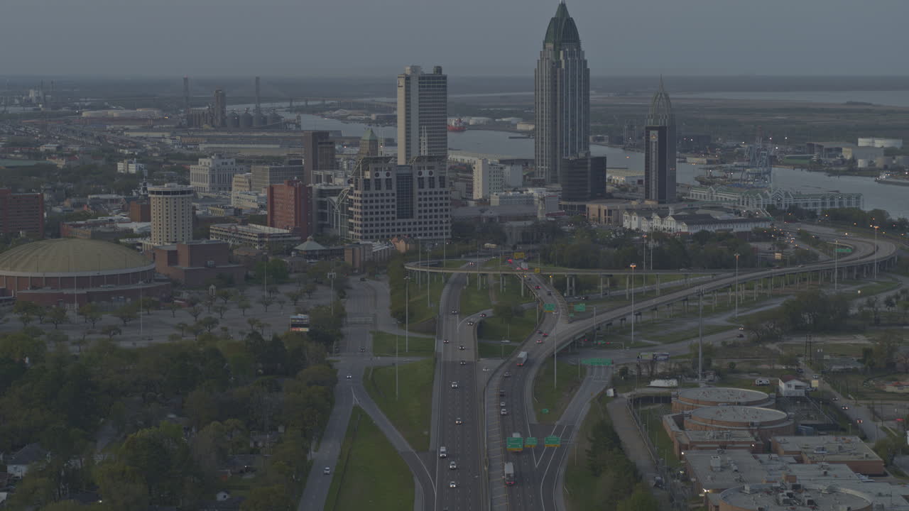 Mobile Alabama Aerea v16, rivelazione con inclinazione verso l'alto dell'Interstate 10 verso lo skyline del centro città - DJI Inspire 2, X7, 6k - Marzo 2020