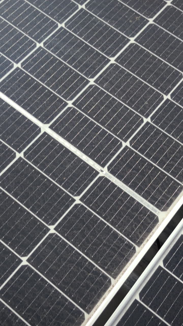 Operai edili discutono dell'installazione di pannelli solari sul tetto