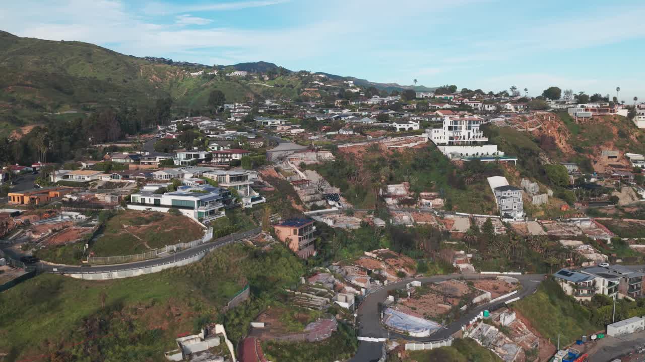 Ripresa aerea ravvicinata con panoramica del quartiere Castellammare, di ispirazione italiana, a Pacific Palisades dopo l'incendio a Los Angeles, California. 4K