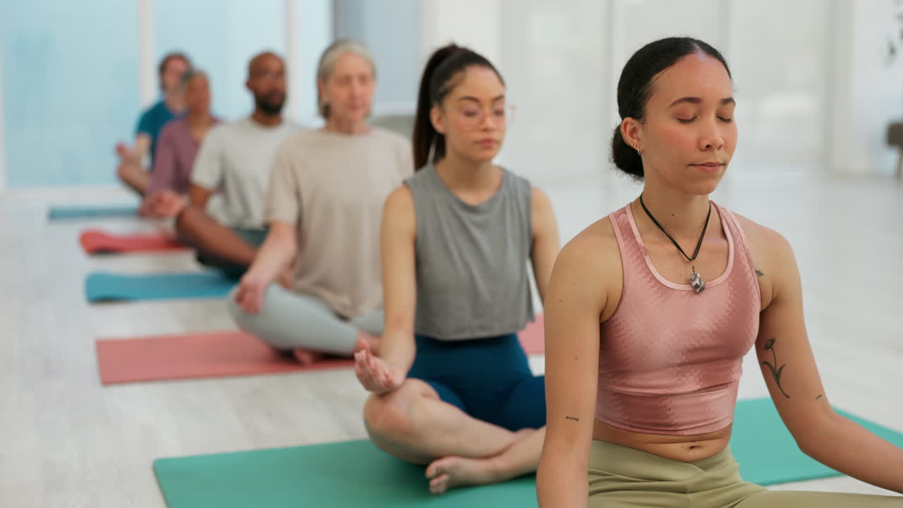 mujer, entrenador y meditación en clase de yoga