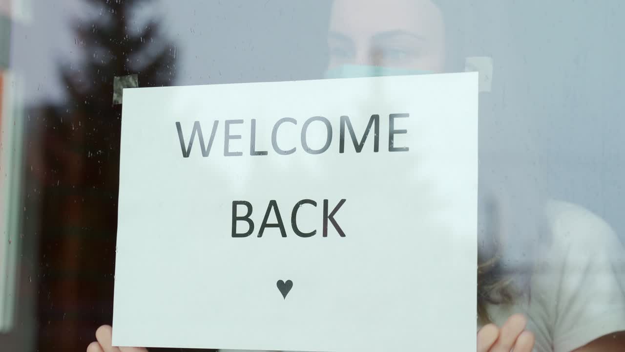 여성 스티커 환영 코로나 바이러스 격리 기간이 끝난 후 다시 문을 열고 커피은 서비스를 위해 준비되어 있습니다.