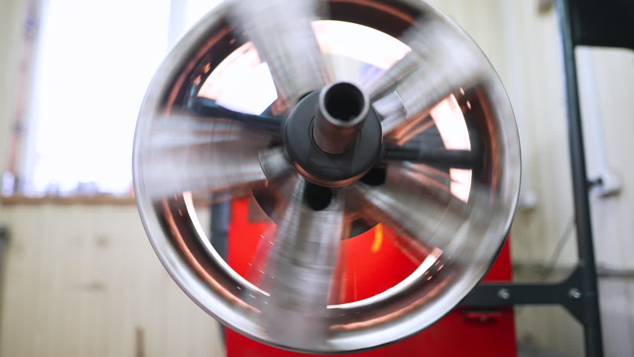 rueda giratoria en el cambiador de neumáticos