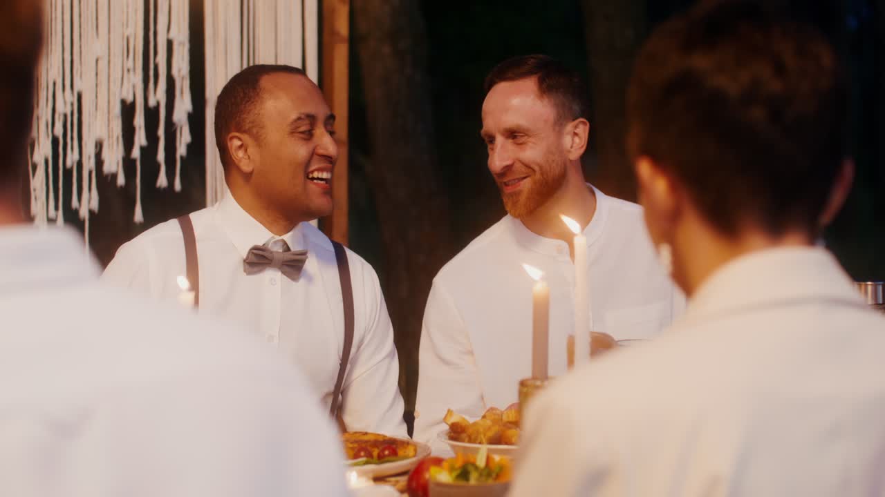 fiesta de cena de amigos en el jardín