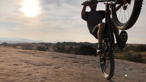 Un-Hombre-Atlético-En-Bicicleta-De-Montaña-En-El-Desierto