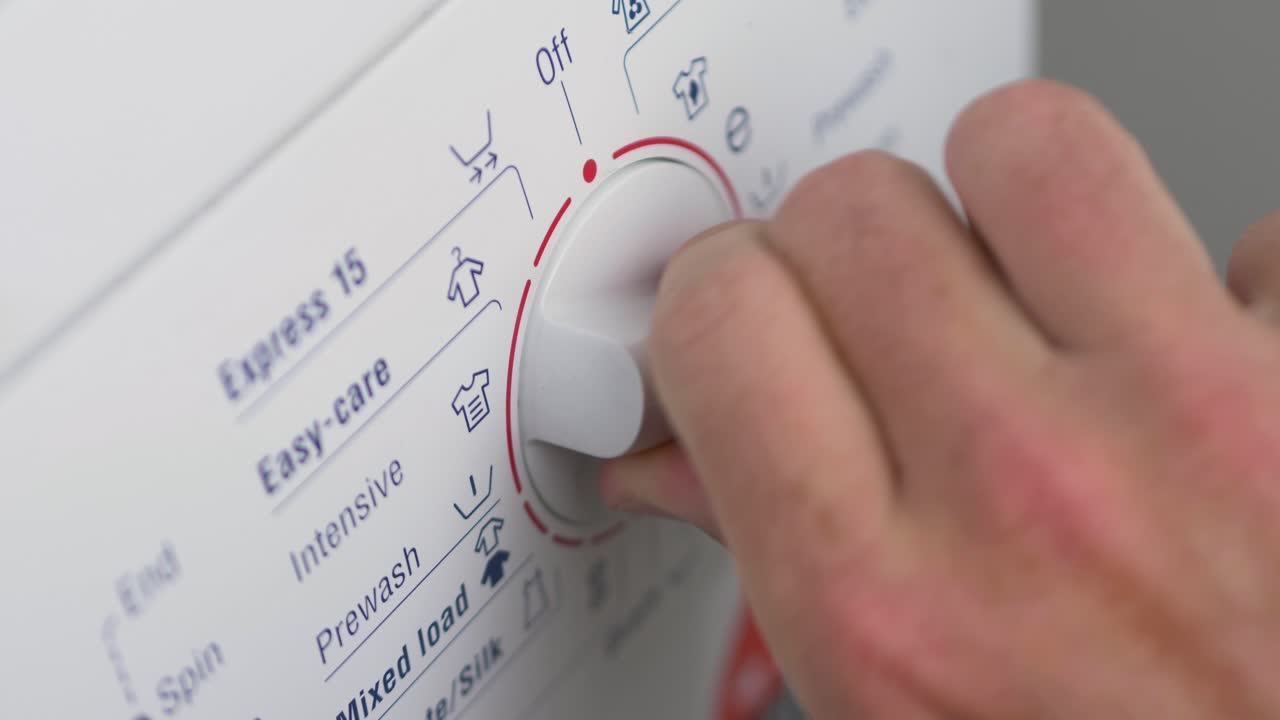 클로즈업 슬로우 모션 손 세탁기 다이얼을 돌리는 세탁기 세탁제 가정 생활 옷 청소 4k