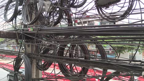 enredo de cables en poste de electricidad, primer plano, exterior-2