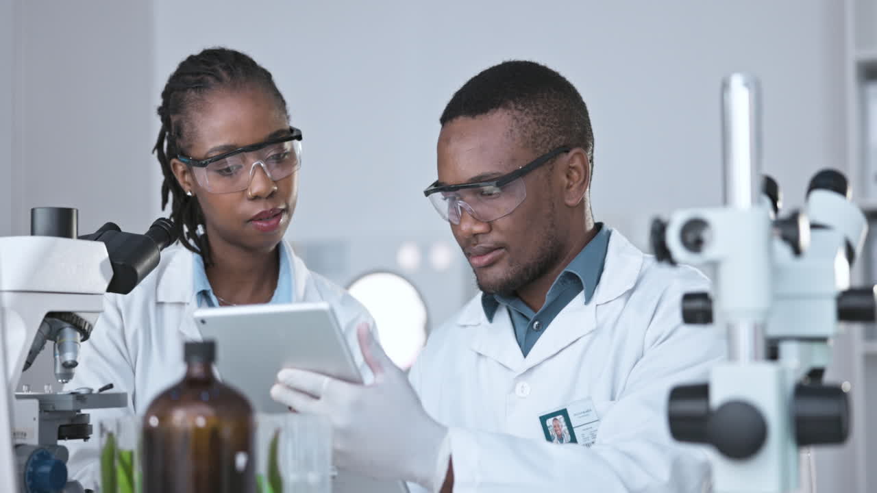 Scientifique, tablette et travail d'équipe de personnes