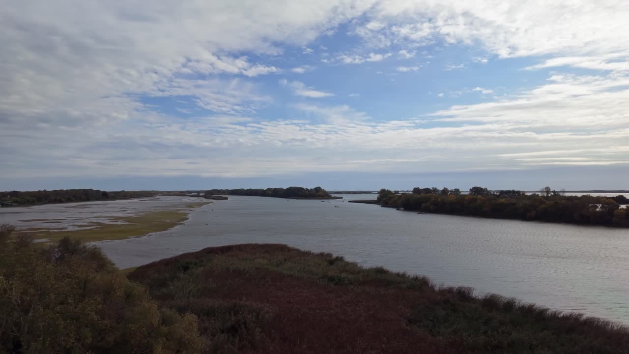 las islas y su rica flora están rodeadas de lechos de caña y bosques en el lago tisza, visto desde el punto de vista de kiskore en hungría.