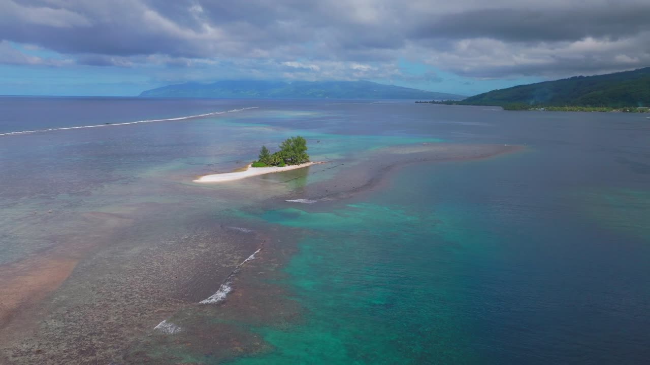 Vista aerea di un'isola tropicale nell'oceano