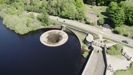 Aliviadero-De-La-Gloria-De-La-Mañana,-Desbordamiento-De-La-Presa-Ladybower-En-Inglaterra,-Reino-Unido