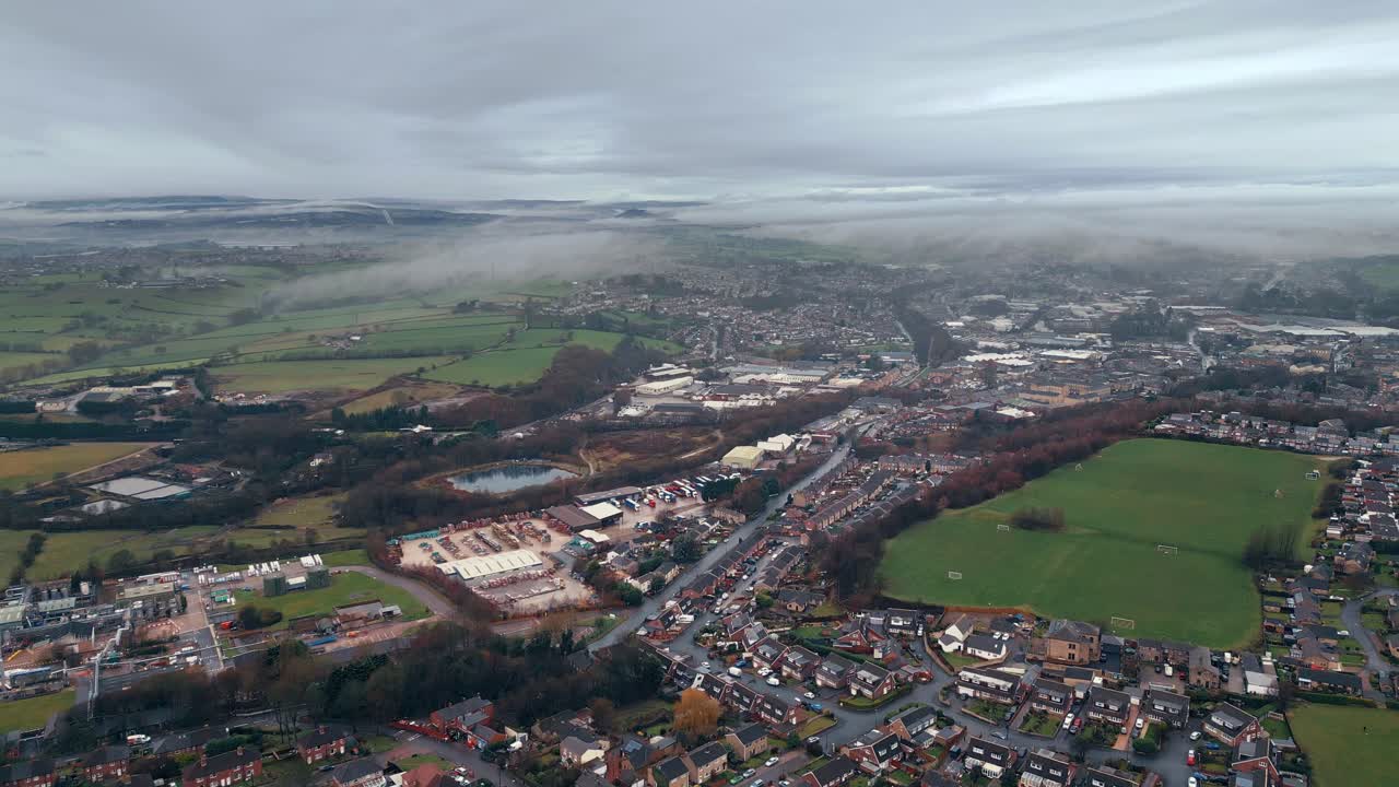 아침 안개 낀 겨울 도시 공중 장면