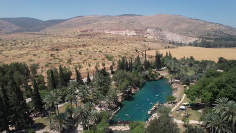 Vista-Aérea-Alrededor-De-Una-Laguna-Verde,-En-El-Parque-Nacional-Gan-Hashlosha,-En-Israel---órbita,-Disparo-De-Drones