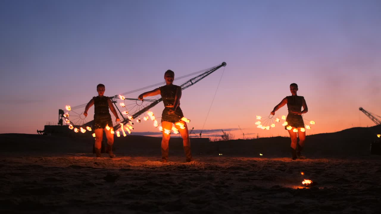 불 쇼: 전문 예술가 그룹이 다양한 화재 시설을 수행합니다. 소년과 소녀는 공원의 거리에서 밤에 불과 함께 춤을 습니다.