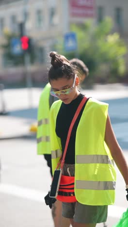 teenager volunteer cleaning up city streets