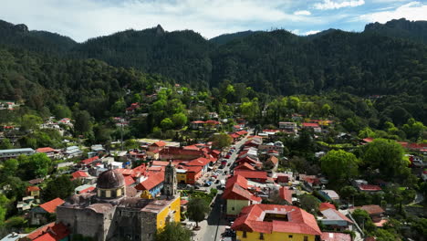 Aerial-view-backwards-over-the-Mineral-del-Chico-town,-in-sunny-Hidalgo,-Mexico