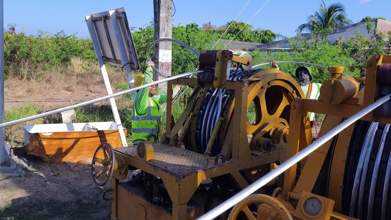 trabajadores de la instalación de cables que utilizan equipos