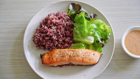 Filete-De-Salmón-A-La-Parrilla-Con-Bayas-De-Arroz-Y-Vegetales---Estilo-De-Comida-Saludable