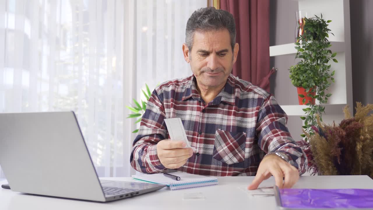el hombre de familia que cuida las facturas de comida está teniendo dificultades financieras.