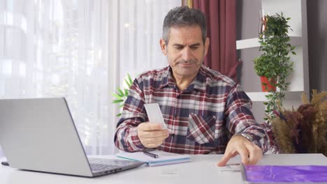 el hombre de familia que cuida las facturas de comida está teniendo dificultades financieras.