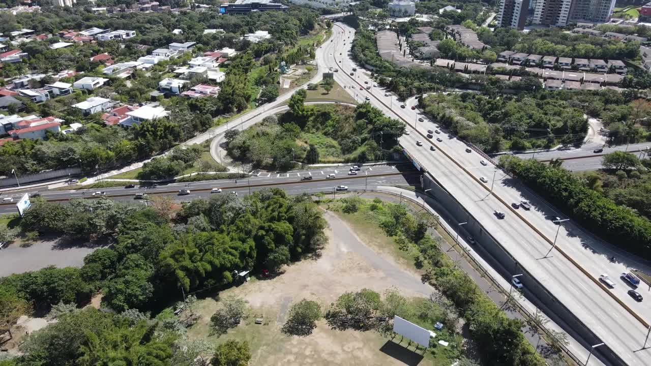 vista aérea de una carretera moderna con un alto nivel de tráfico en una ciudad moderna