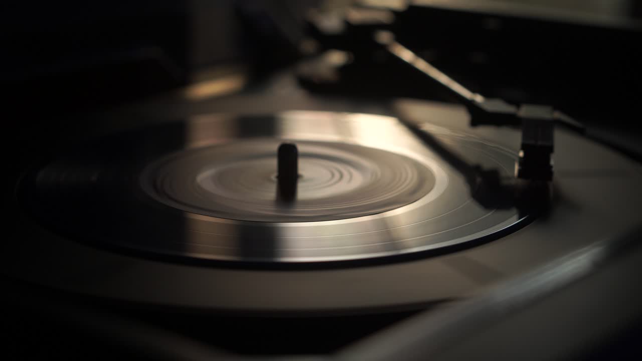 Afspilning af enkelt vinylplade, nærbillede af vintage lydmedie