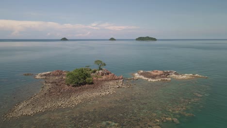 Imágenes-Aéreas-De-4k-De-Drones-Volando-Sobre-Una-Isla-Aislada-Con-árboles-Verdes-En-Tailandia