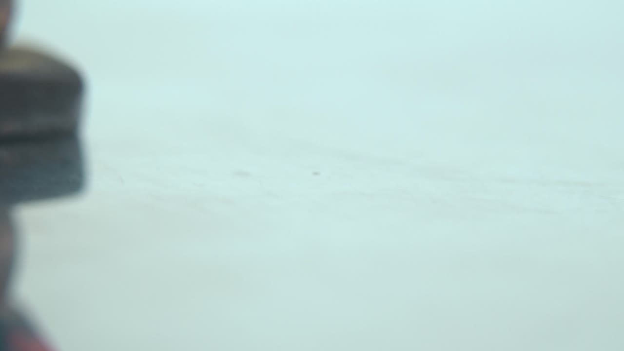 넓게 펼쳐진 날개를 가진 클레오파트라 동상, 흐릿한 필드 깊이, 고대 이집트 왕의 여왕, 이집트의 역사적인 통치자, 여신의 고대 예술 작품, 회전하는 영화 4k 비디오.