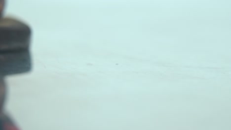 una imagen macro de una estatua de cleopatra con alas abiertas, profundidad de campo borrosa, el antiguo egipto reina de los reyes, gobernante histórico egipcio, obra de arte antigua de una diosa, video giratorio cinematográfico en 4k