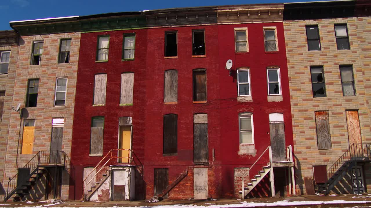 edificios abandonados en un barrio pobre del norte de baltimore 1