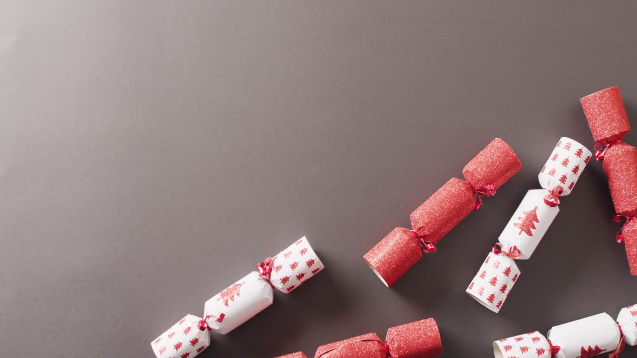 그레이 배경에 크리스마스 크래커와 복사 공간의 비디오